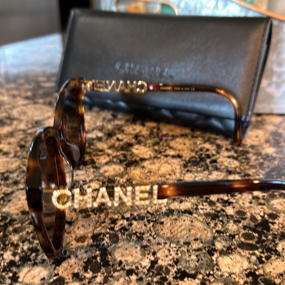 Chanel sunglasses - Picture 3 of 4